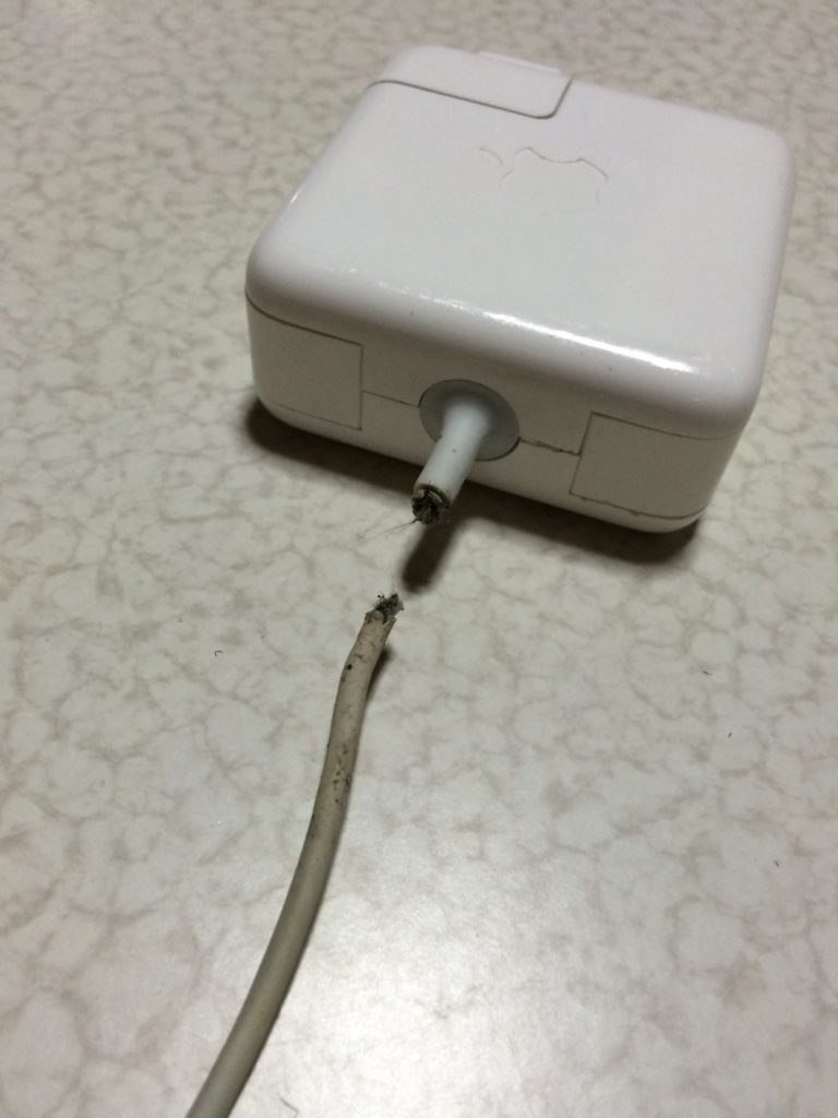 MacBook Airの充電器を無料で交換出来なかったので、自分で修理する 